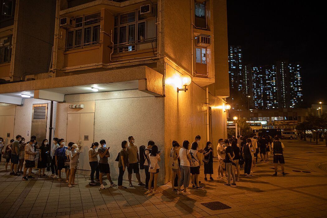 7月，香港选民排队参加香港泛民阵营举行的初选投票。