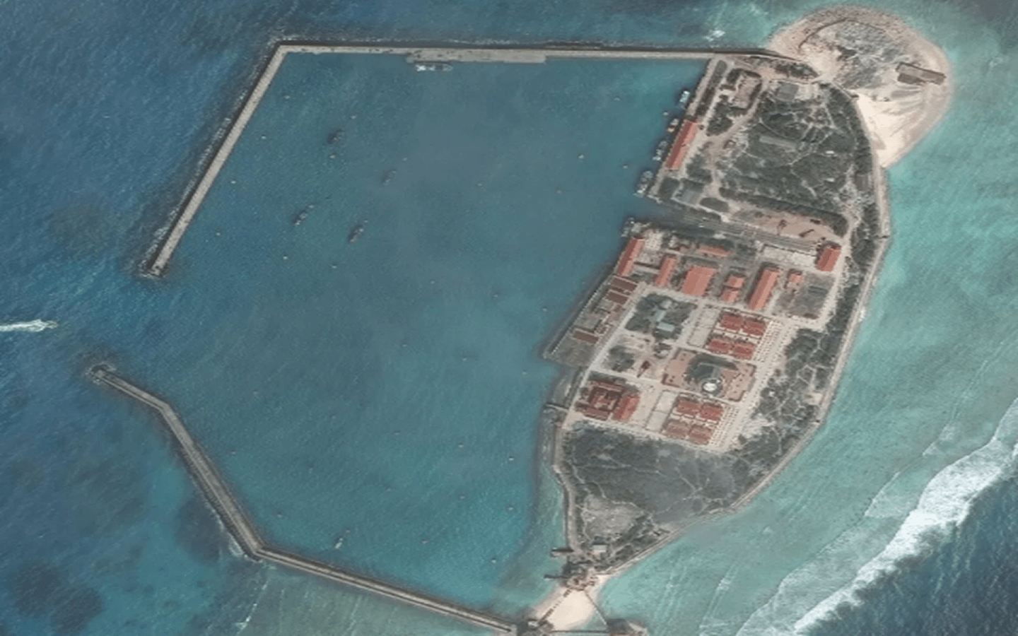 美国智库发布的图片显示，越南在南沙群岛的西礁上已经建设了多种军事设施。（AMTI网站截图）