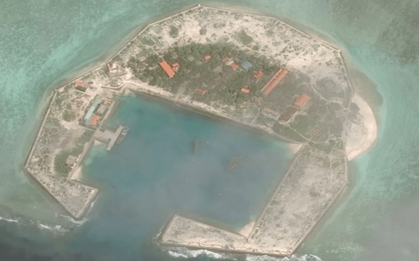 在另一处南沙岛礁景宏岛上，越南正在推进军事设施建设。（AMTI网站截图）
