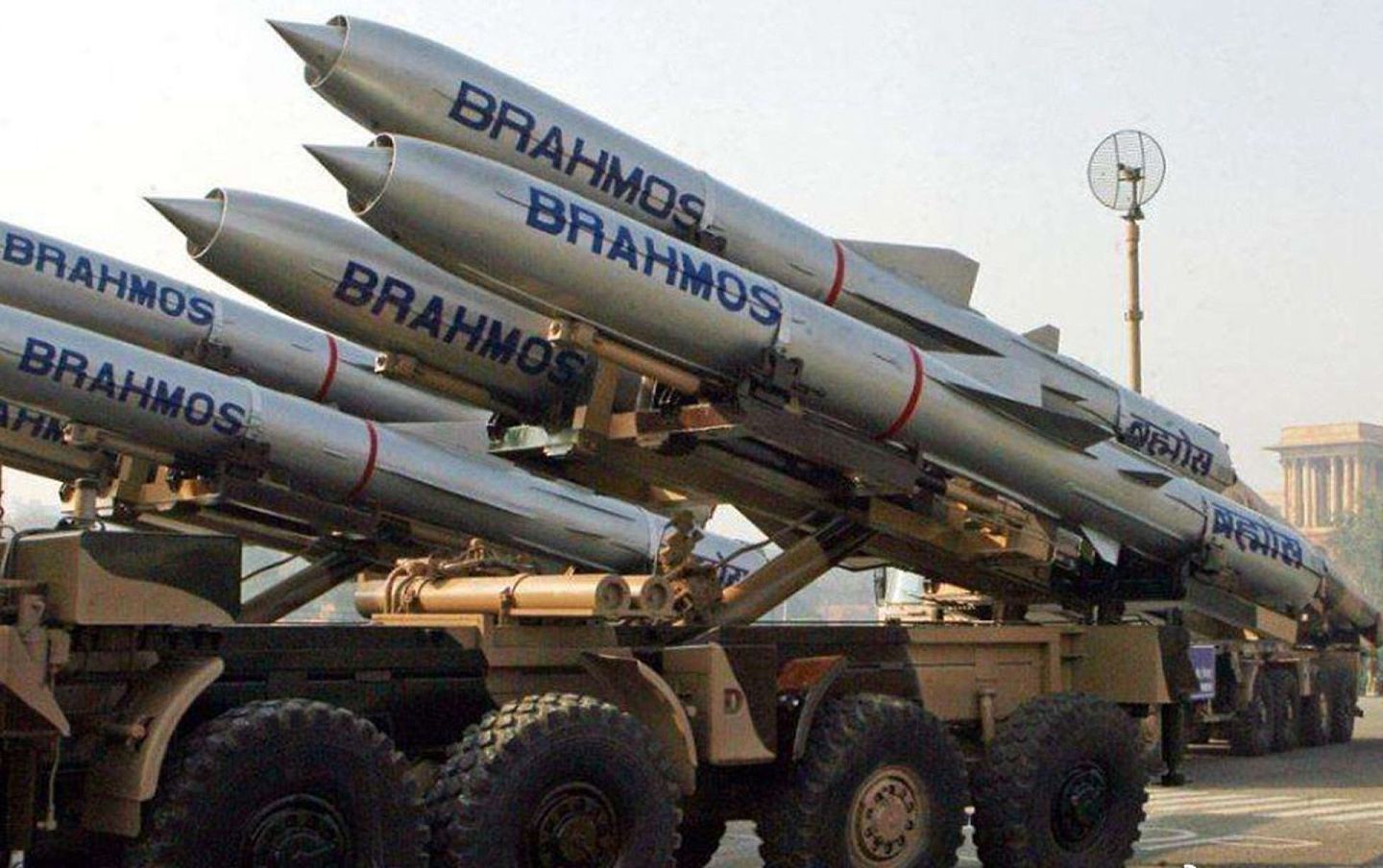 还有报道称，越南正在考虑从印度购买“布拉莫斯”超音速巡航导弹，印度从2020年9月份以来已经进行了3次“布拉莫斯”巡航导弹的试射。（微博@日月军武）