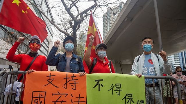 法楼大楼外同时有数人手持中国国旗，要求法官按《港区国安法》的规定不让民主派人士保释。