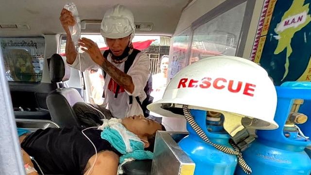 在仰光赫勒丹（Hledan）镇，受伤男子在一辆救护车上接受治疗。
