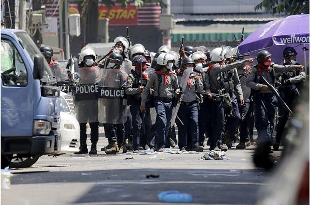 政变领导人周日试图镇压，警方扩大了行动范围。