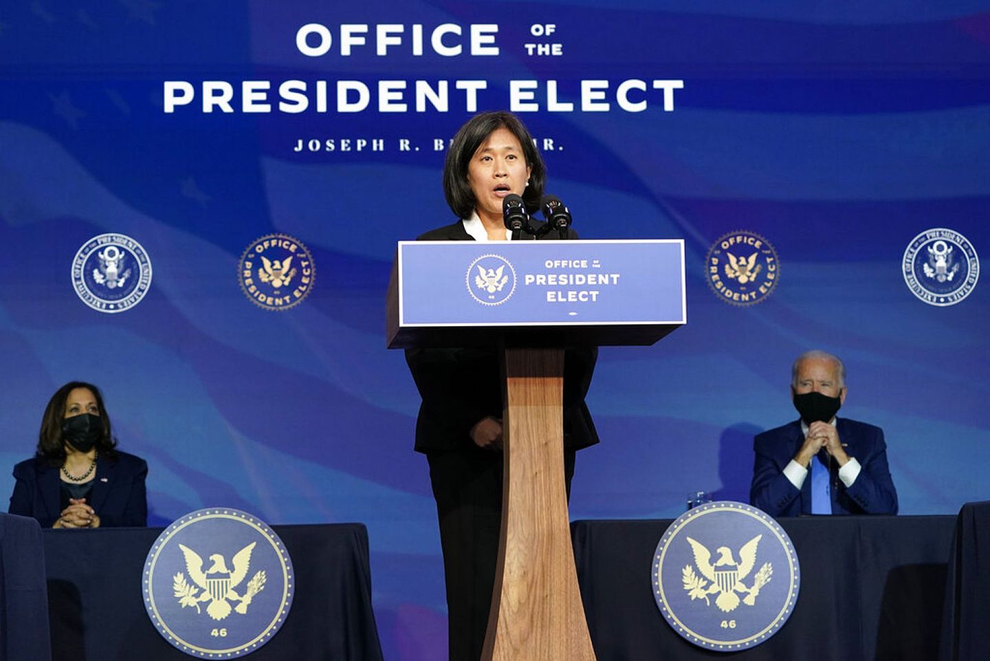 2020年12月11日，美国候任总统拜登（后排右）和副候任总统贺锦丽（Kamala Harris，后排左）在特拉华州的一场活动上观看拜登提名的贸易谈判代表戴琦讲话。（AP）
