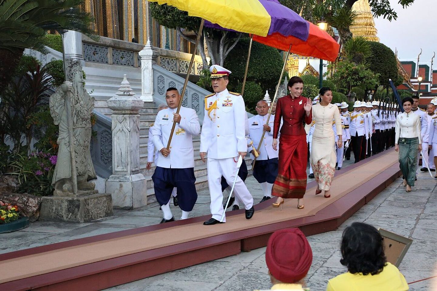 2021年2月27日，泰国国王哇集拉隆功与王后苏提达等王室成员抵达曼谷大皇宫。（Twitter@Royal World Thailand）