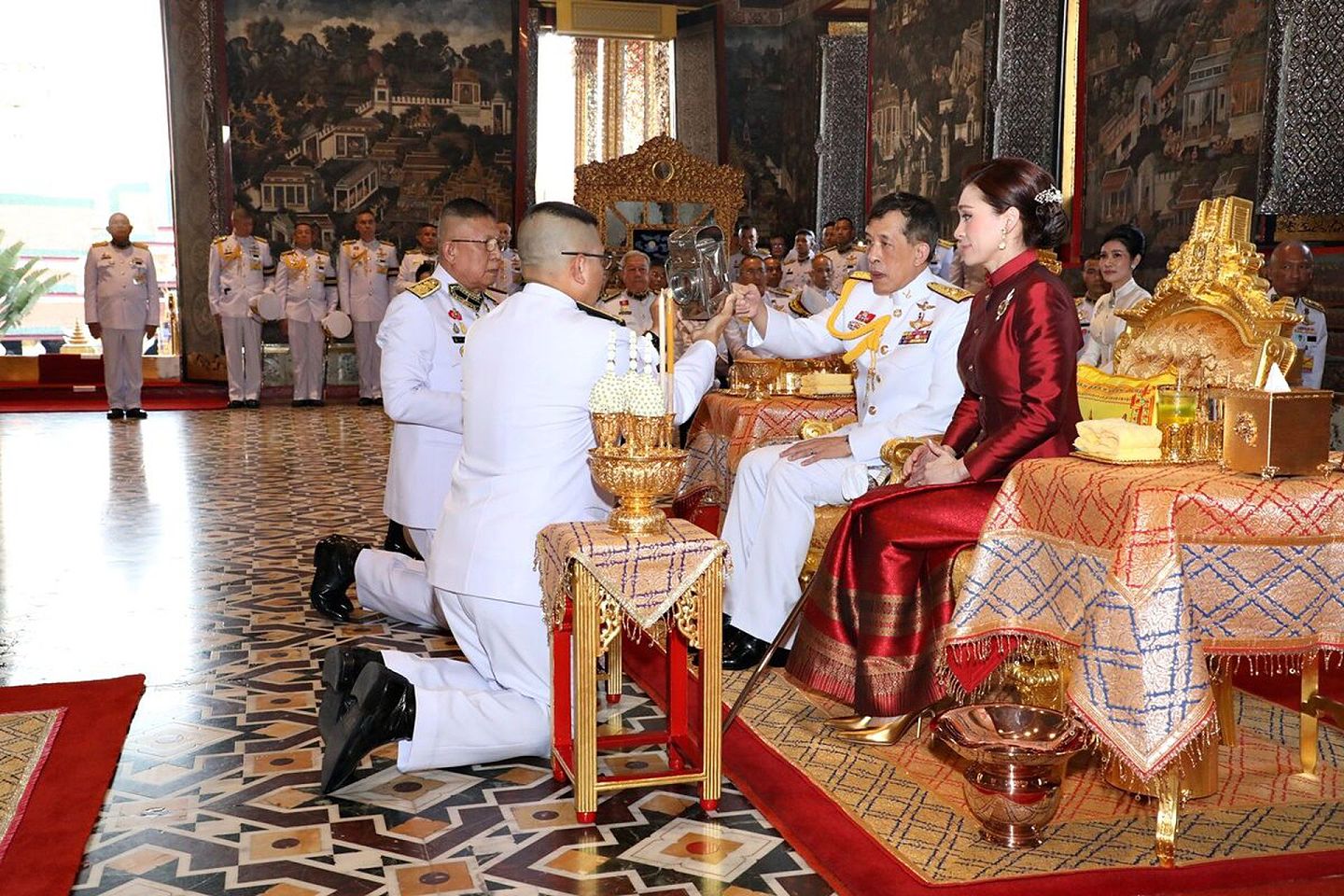 2021年2月27日，泰国国王哇集拉隆功与王后苏提达参加活动画面。（Twitter@Royal World Thailand）