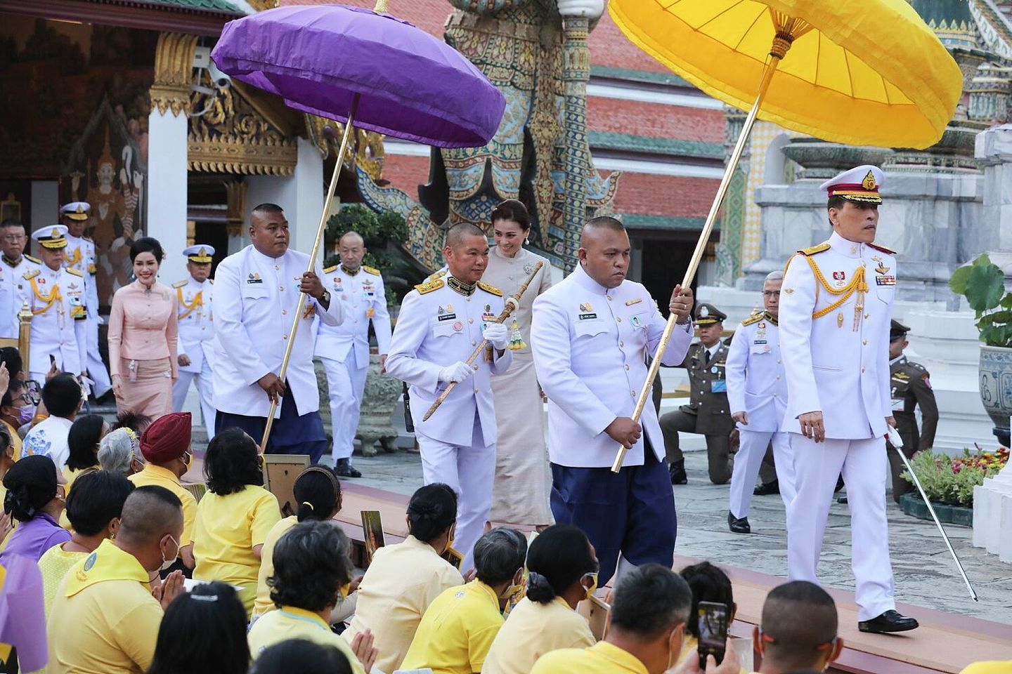 2021年2月27日，泰国国王哇集拉隆功与王后苏提达、王妃诗妮娜参加在曼谷大皇宫举行的活动。（Twitter@Royal World Thailand）