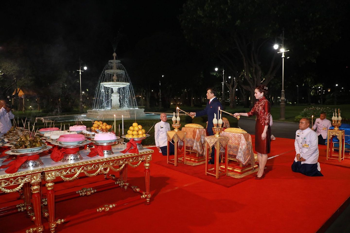 2021年2月12日，庆祝中国春节活动现场，泰国国王哇集拉隆功和王后苏提达点燃蜡烛。（Twitter@Royal World Thailand）