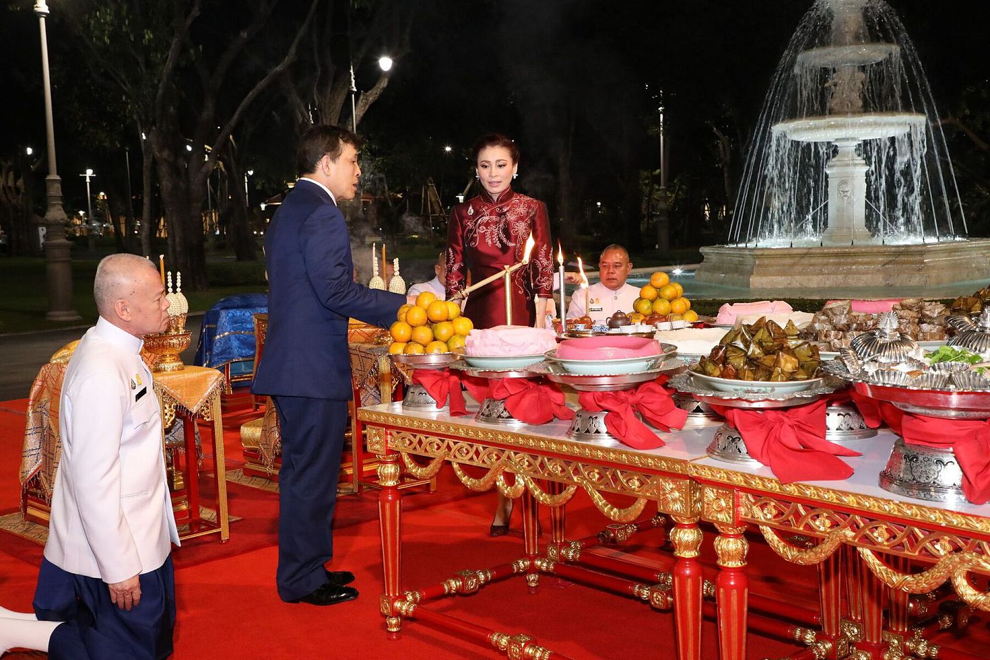 2021年2月12日，泰国国王哇集拉隆功和王后苏提达参加庆祝中国春节活动画面。（Twitter@Royal World Thailand）