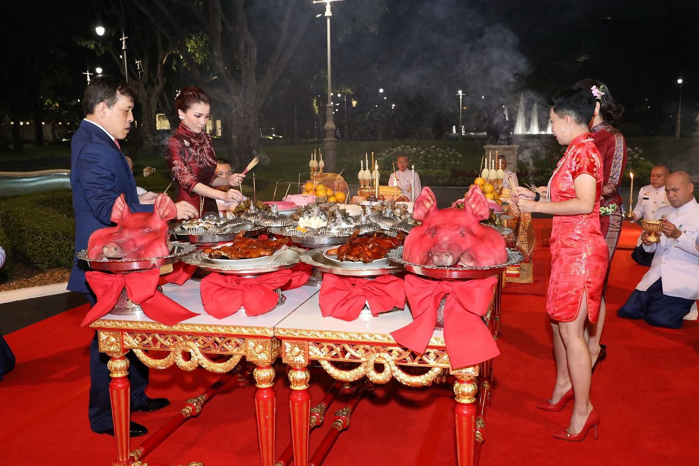 2021年2月12日，泰国国王哇集拉隆功等王室成员参加庆祝中国春节活动。（Twitter@Royal World Thailand）