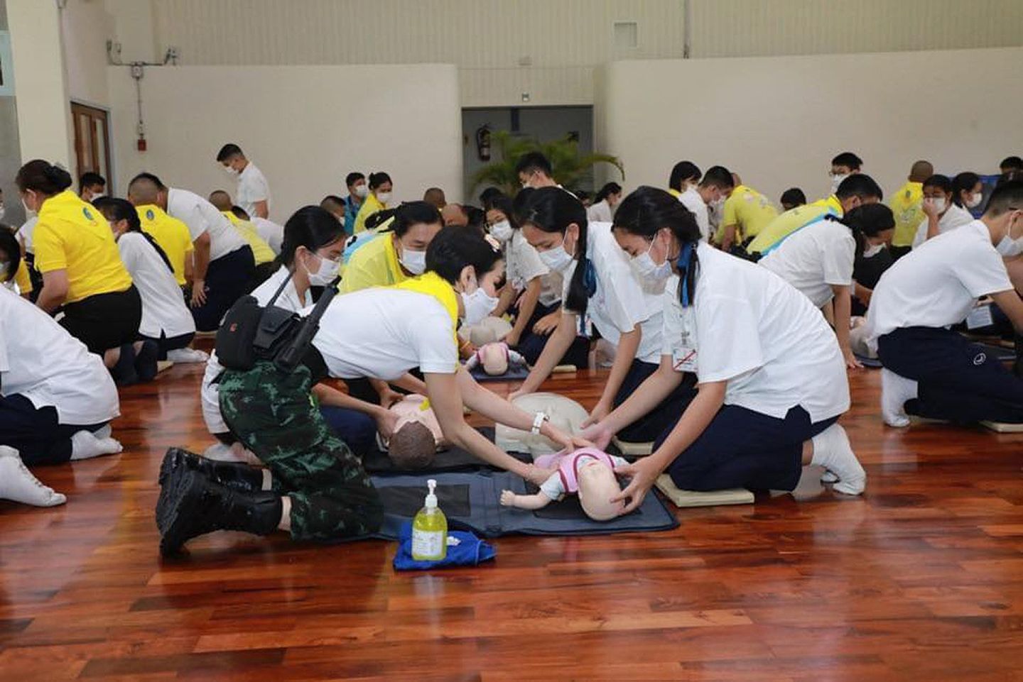 2021年2月21日，泰国王妃诗妮娜活动现场体验如何救助儿童。（Twitter@Royal World Thailand）