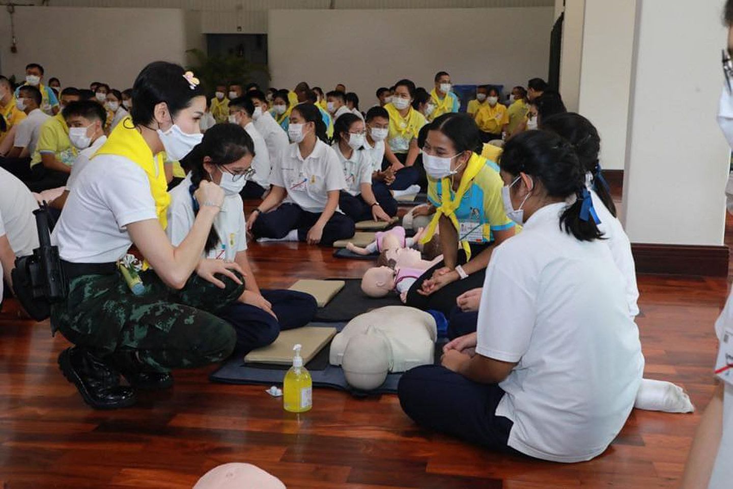 2021年2月21日，泰国王妃诗妮娜与一些志愿者互动交流。（Twitter@Royal World Thailand）