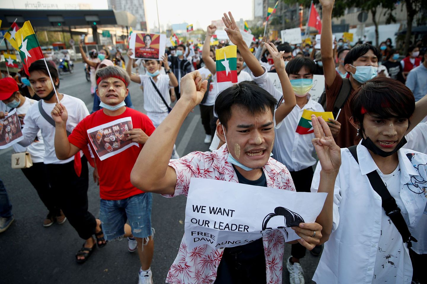 2021年2月28日，泰国的反政府示威者，连同当地的缅甸人一同参与集会示威，手举“奶茶联盟”的标志。”奶茶联盟”是由泰国、香港和台湾网民2020年组成的组织，意旨同样爱喝奶茶的三地人民。（Reuters）