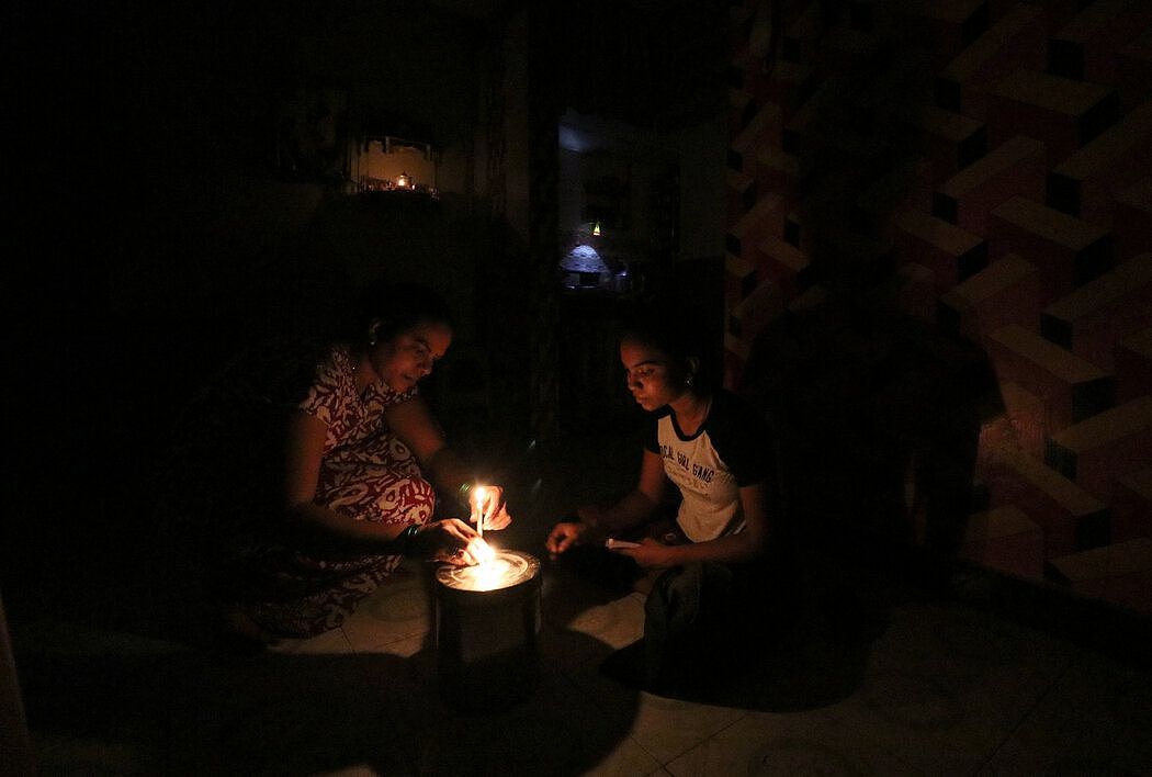 去年10月，印度孟买停电期间，一名女性和她的女儿。
