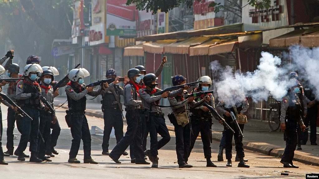 缅甸安全部队2021年2月28日在仰光街头镇压示威者。