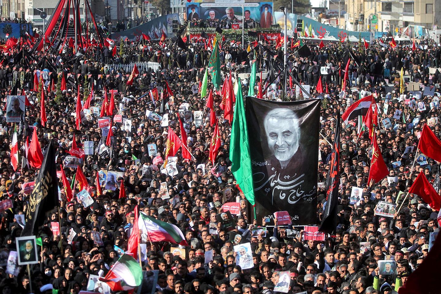 2020年1月7日，伊朗克爾曼市哀悼者參加了悼念伊朗革命衛隊將領蘇萊曼尼的遊行。（AP）