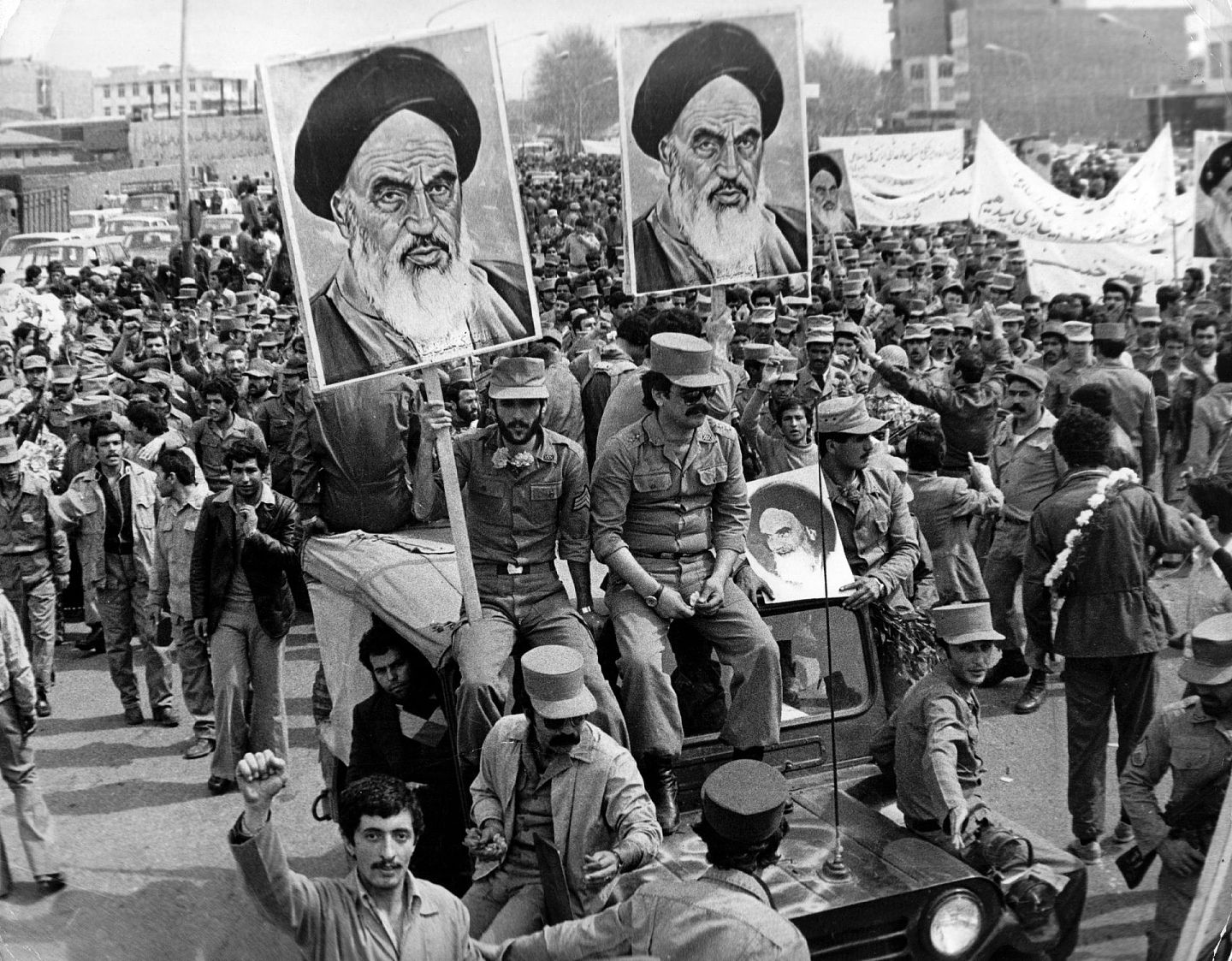 1979年1月，伊朗軍人參加伊斯蘭革命遊行。（Getty Images）
