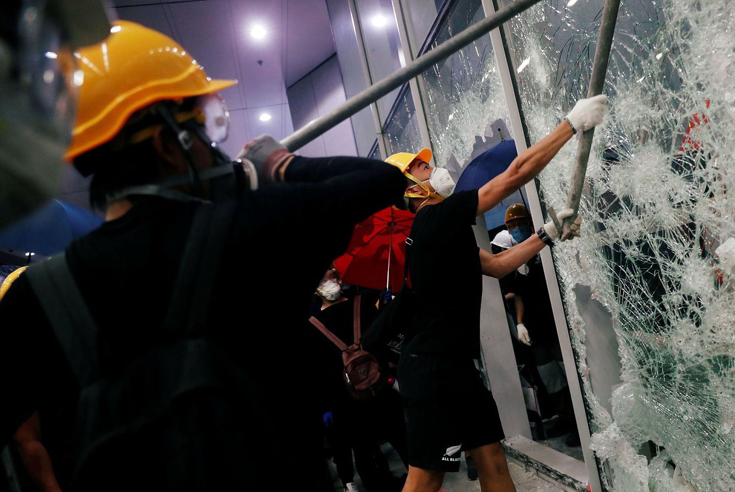 2019年7月1日，一群激进示威者暴力攻击香港立法会大楼。（Reuters)