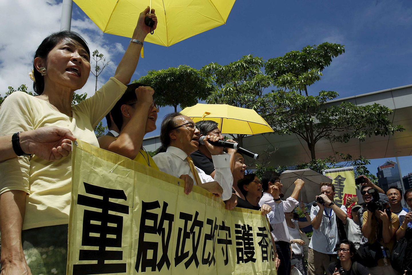 按照夏宝龙讲话传递的信号，香港选举制度修改的方向不会是泛民及其支持者所主张的西方式选举制度。图为2015年6月18日，泛民议员及其支持者在香港立法会外高喊口号。（Reuters)