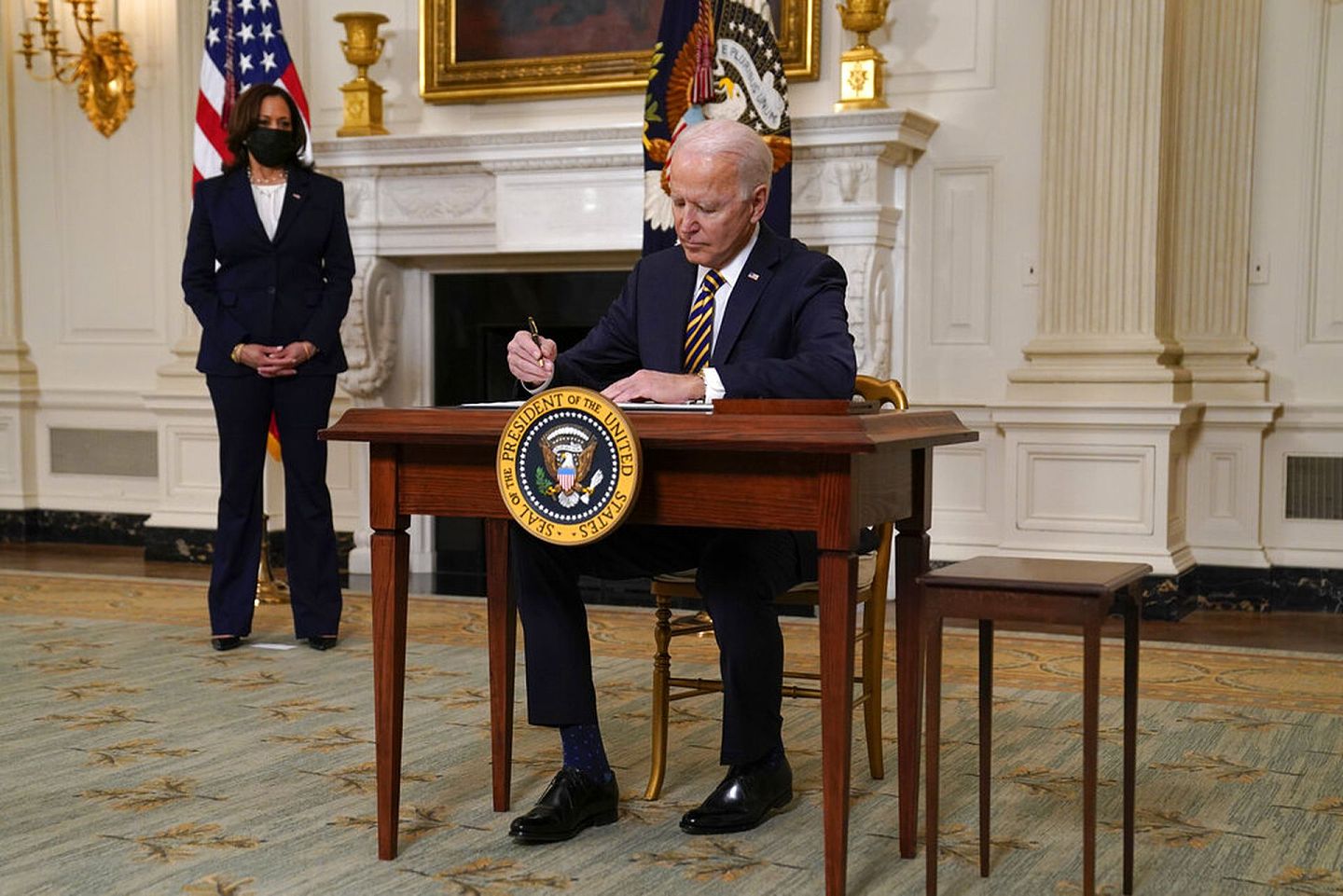 2月24日，美国总统拜登在白宫签署与美国供应链有关的行政命令。（AP）