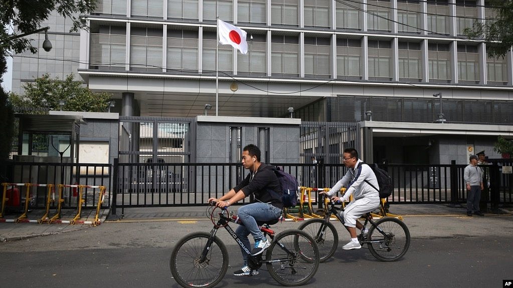 资料照：骑车人从日本驻北京大使馆前驶过。