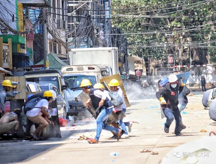 “妈妈，我再也不能回家了！”缅甸各地示威仍在继续，军警出动挖掘机发射催泪弹，约26名示威者死亡（组图） - 4