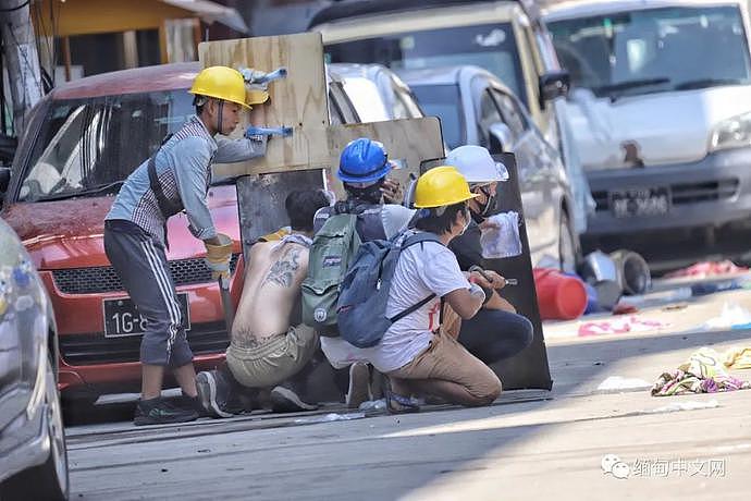 “妈妈，我再也不能回家了！”缅甸各地示威仍在继续，军警出动挖掘机发射催泪弹，约26名示威者死亡（组图） - 6