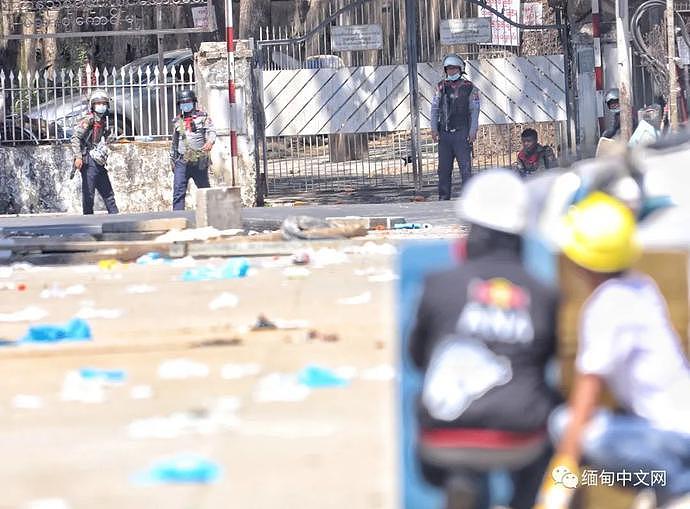 “妈妈，我再也不能回家了！”缅甸各地示威仍在继续，军警出动挖掘机发射催泪弹，约26名示威者死亡（组图） - 7