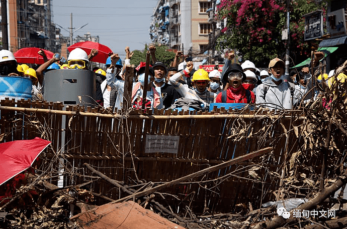 “妈妈，我再也不能回家了！”缅甸各地示威仍在继续，军警出动挖掘机发射催泪弹，约26名示威者死亡（组图） - 12