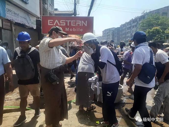 “妈妈，我再也不能回家了！”缅甸各地示威仍在继续，军警出动挖掘机发射催泪弹，约26名示威者死亡（组图） - 16