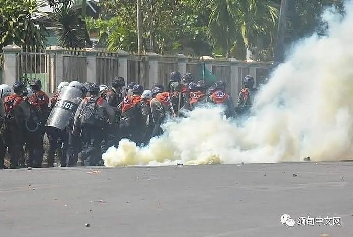 “妈妈，我再也不能回家了！”缅甸各地示威仍在继续，军警出动挖掘机发射催泪弹，约26名示威者死亡（组图） - 17