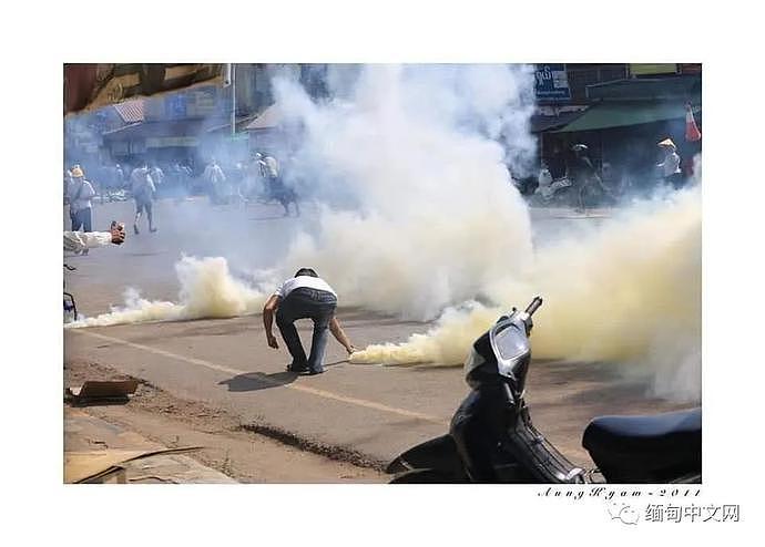 “妈妈，我再也不能回家了！”缅甸各地示威仍在继续，军警出动挖掘机发射催泪弹，约26名示威者死亡（组图） - 18