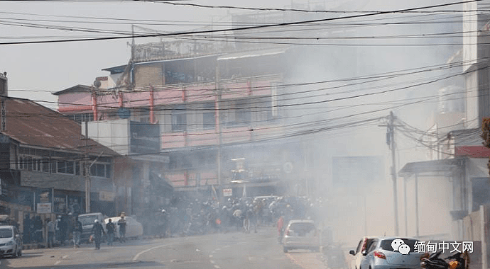 “妈妈，我再也不能回家了！”缅甸各地示威仍在继续，军警出动挖掘机发射催泪弹，约26名示威者死亡（组图） - 20