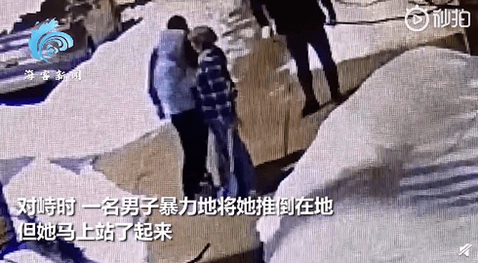美国4男子偷啤酒逃跑，华裔女老板抄雪铲追出去，惨遭围殴暴打