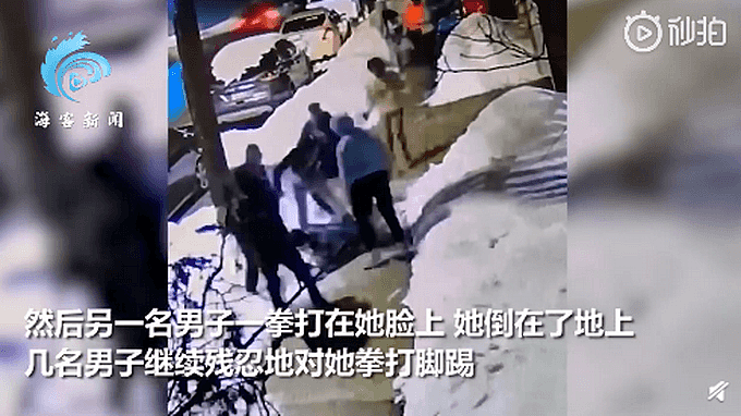 美国4男子偷啤酒逃跑，华裔女老板抄雪铲追出去，惨遭围殴暴打
