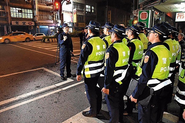 新任万华警分局长张隆兴4月12日上任，19日便亲自带队扫黄。
