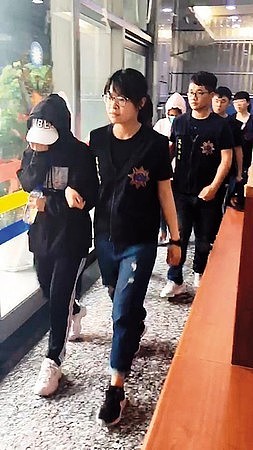万华分局警方积极扫黄，逮捕多名外籍卖淫女子。