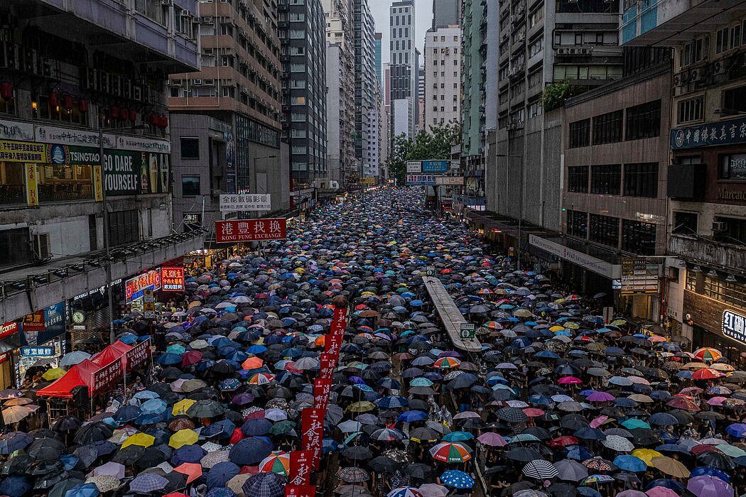 2019年8月18日，香港抗议者不顾警方的禁令举行大规模游行。