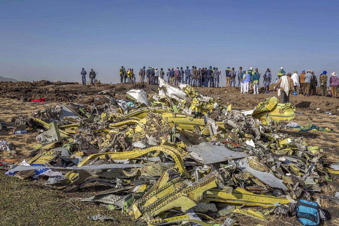 波音737 MAX半年内发生两起坠机事故，共造成346人死亡。图为埃塞俄比亚空难现场。（AP）