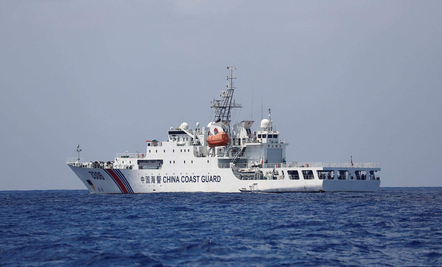 中国目前拥有多艘万吨级执法船，在东海、南海等海域进行巡视。图为2017年4月6日，中国海警船在黄岩岛（菲律宾称帕纳塔格礁）海域附近巡航。（Reuters）
