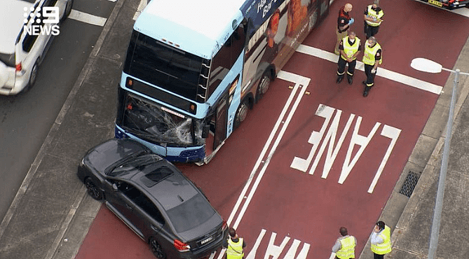 悉尼街头巴士小车猛撞，至少6人受伤送医（组图） - 3