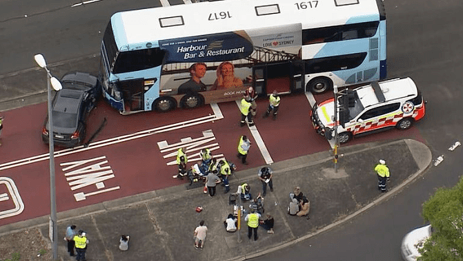 悉尼街头巴士小车猛撞，至少6人受伤送医（组图） - 2