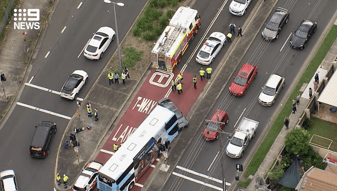 悉尼街头巴士小车猛撞，至少6人受伤送医（组图） - 4