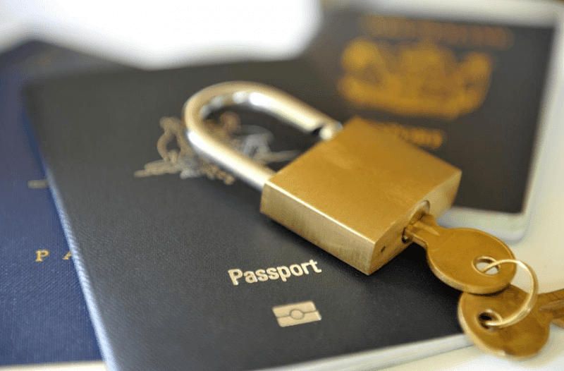 “护照成了杯垫！”国际旅行禁令再次延长，滞留澳人仍有家难回（组图） - 2