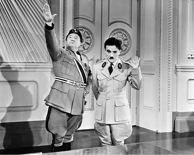杰克·奥克饰演的意大利独裁者纳帕罗尼与辛克尔相互较劲一幕，两人之行为非常幼稚可笑。