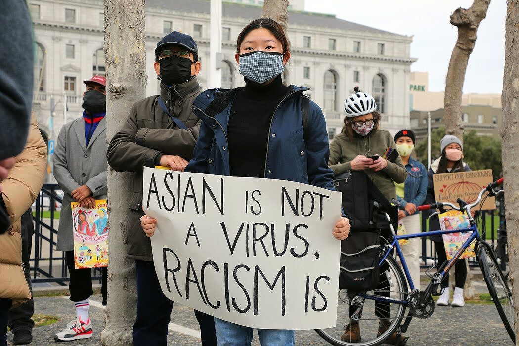 本月，在旧金山市民中心外举行的反仇恨集会。