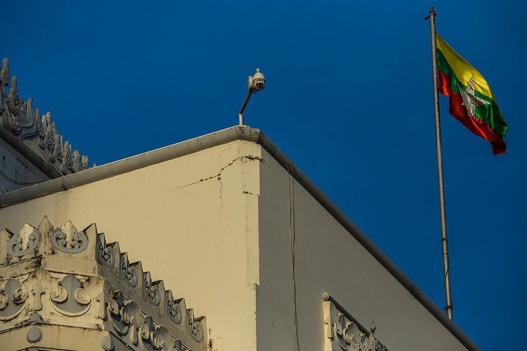 仰光一座建筑物上的闭路监控摄像头。