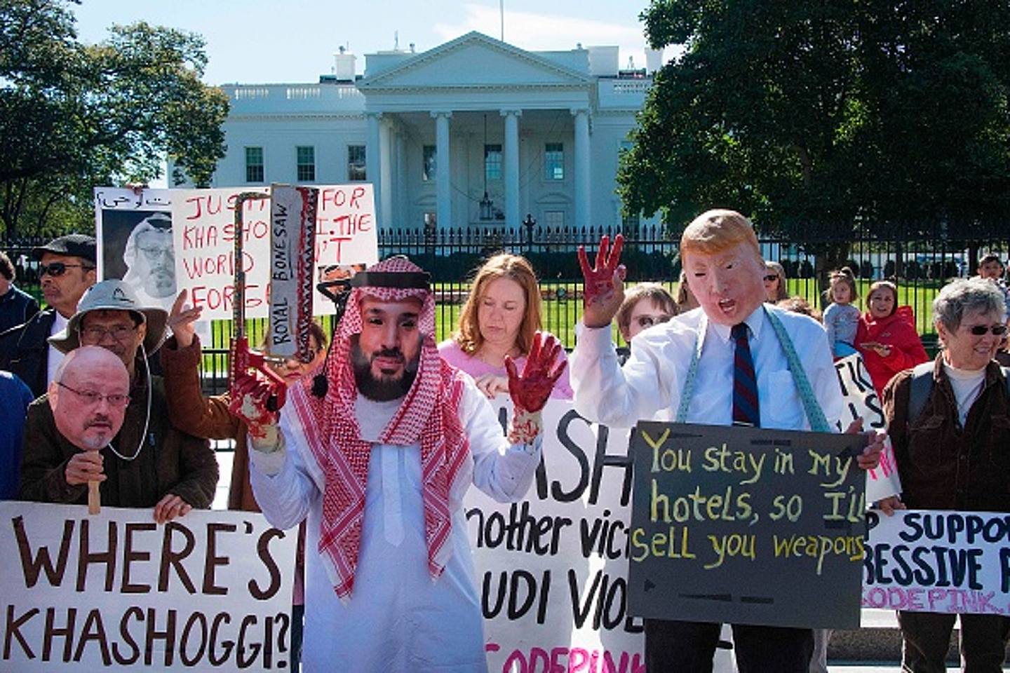 2018年10月19日，美国民众在白宫外举行抗议活动，要求时任总统特朗普为当时已失踪数月的沙特阿拉伯记者卡舒吉（Jamal Khashoggi）伸张正义，主持公道。 （Getty）
