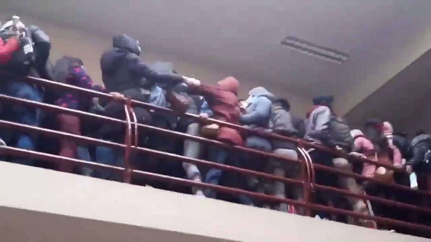 从社交媒体流传的影片所见，意外发生前，走廊有学生似乎发生争执，引起混乱。 （影片截图）