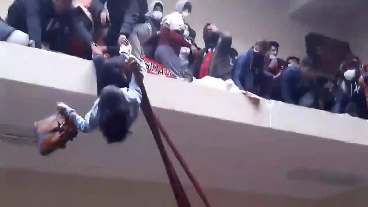 有女学生差点坠楼，幸好其他人于危急关头紧紧抓住她的的脚踝不放，救她一命。 （影片截图）